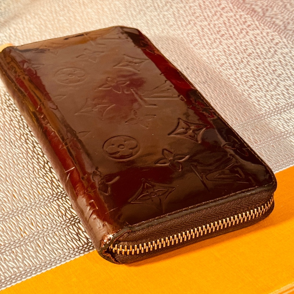 Louis Vuitton Brown Embossed printed monogram zipper round Wallet - Picture 16 of 16
